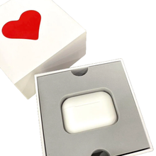 Load image into Gallery viewer, HeartPhone-Ladebox in der Geschenkverpackung
